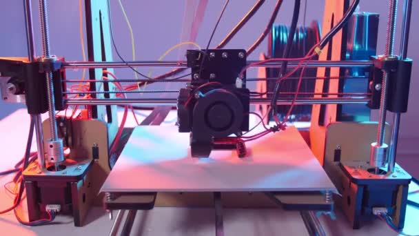 Автоматический трехмерный 3D принтер выполняет моделирование пластика в лаборатории — стоковое видео