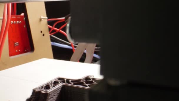 自动三个三维 3d 打印机在实验室中执行塑料建模 — 图库视频影像