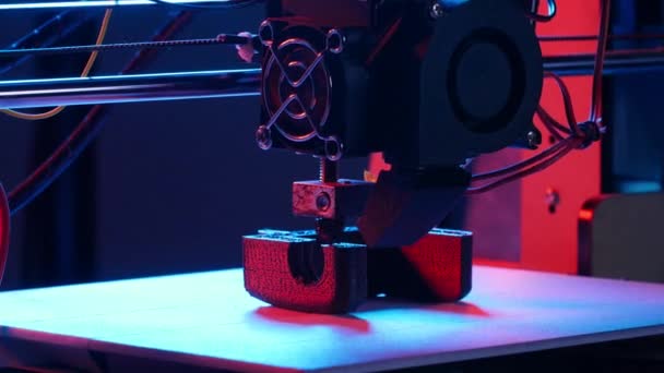 Automatyczne trzy wymiarowe drukarki 3d wykonuje plastikowe modelowania w laboratorium — Wideo stockowe