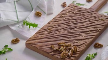 Sağlıklı beslenme konsepti. Beyaz tahta üzerinde avokado kremalı tost.