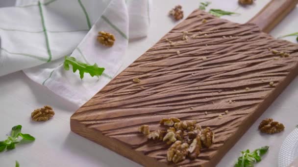 Concept de saine alimentation. Toast à la crème d'avocat sur le tableau en bois blanc — Video