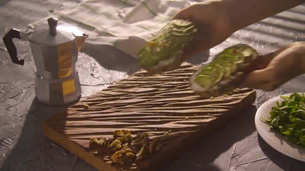 Gezond ontbijt concept. Toast met avocado crème op houten plank — Stockvideo