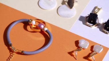 Renkli arkaplanda zarif bir mücevher çiçeği