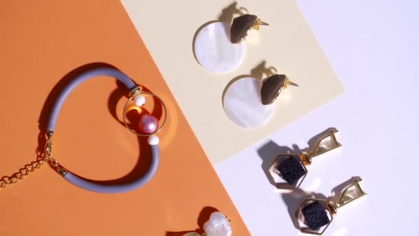 Elegante flor de joyería sobre fondo de color — Vídeo de stock