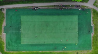 Şehir futbol sahasında futbol oynayan erkeklerin hava görüntüsü