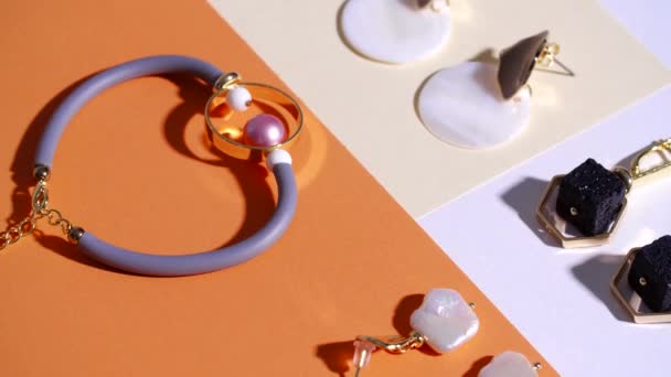 Elegantní šperky na barevném pozadí — Stock video