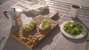 Sağlıklı kahvaltı konsepti. Tahtada avokado kremalı tost.