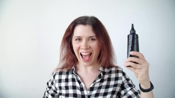 Güzellik ve saç bakımı konsepti.. Bir tüp saç boyasıyla mutlu genç bir kadın. — Stok video