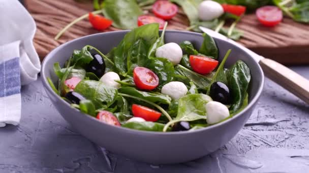 Vegetariano y, concepto de alimentos orgánicos. Tomate cereza y mozzarella cayendo en ensalada fresca — Vídeo de stock