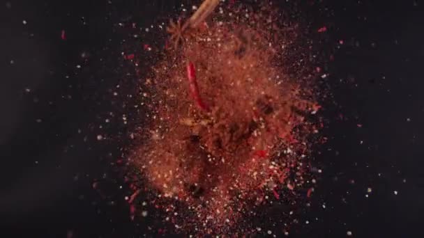 Spezie esotiche e peperoncino Volare su e cadere in slow motion — Video Stock