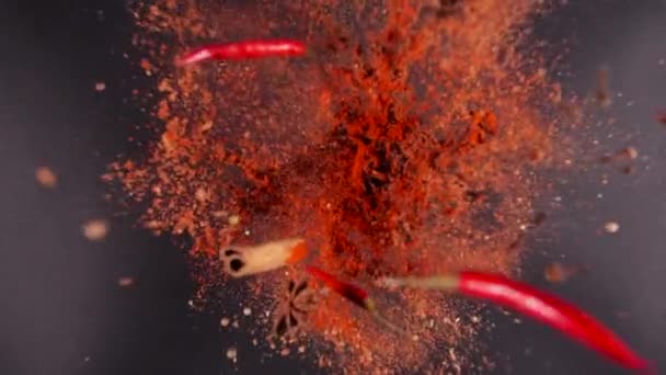 Exotische Gewürze und Chilipfeffer fliegen in Zeitlupe auf und ab — Stockvideo