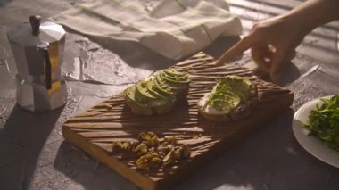 Sağlıklı kahvaltı konsepti. Tahtada avokado kremalı tost.