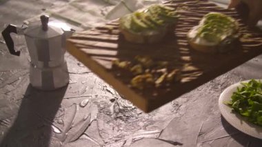 Sağlıklı kahvaltı konsepti. Tahtada avokado kremalı tost.