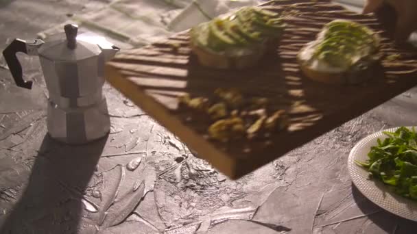 Concept de petit déjeuner sain. Toast à la crème d'avocat sur planche de bois — Video