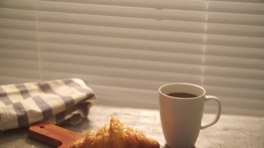 Yiyecek ve içecek konsepti. Sabah kahvaltısı, kahve ve kruvasan.