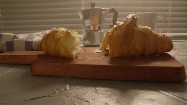 Concept de nourriture et boissons. Petit déjeuner du matin - café et croissant sur une table — Video