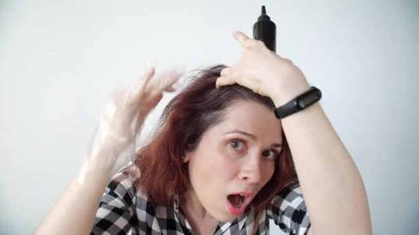 Jovem mulher frustrada olha no espelho e arranca um cabelo grisalho de sua cabeça. Foto de conceito de mulher jovem envelhecendo — Vídeo de Stock