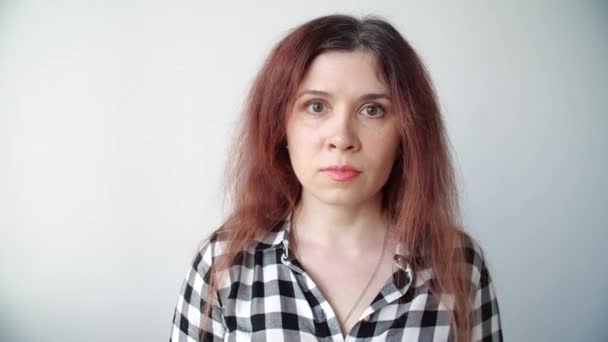 Une jeune femme heureuse se regarde dans le miroir et arrache un cheveu gris de sa tête. Concept photo de jeune femme vieillissant — Video