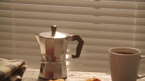 Concepto de comida y bebida. El desayuno de la mañana - el café y el croissant a la mesa — Vídeos de Stock