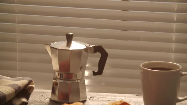 Koncept för mat och dryck. Morgon frukost - kaffe och croissant på bord — Stockvideo