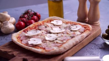 Arugula yaprakları lezzetli pizzanın üzerine düşüyor.