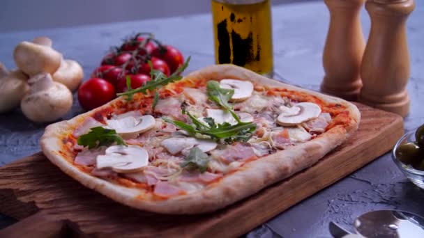 Hojas de rúcula cayendo sobre deliciosa pizza — Vídeos de Stock