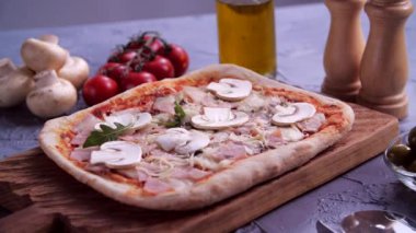 Arugula yaprakları lezzetli pizzanın üzerine düşüyor.