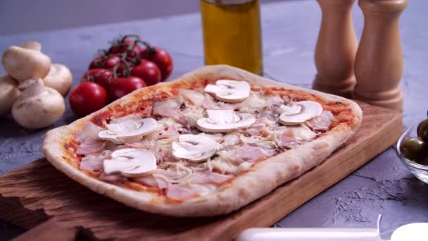 Liście bazylii spadające pyszne na pizzę — Wideo stockowe