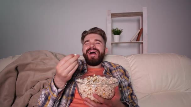 Conceito de cinema em casa. rindo homem assistindo tv em casa — Vídeo de Stock