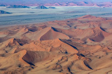 Kum tepeleri Sossusvlei Namib-Naukluft Milli Parkı, Afrika'nın havadan görünümü. 