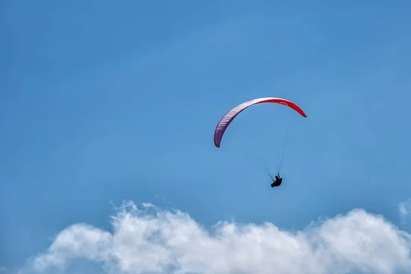 Volare Paracadute Nel Cielo Blu — Foto Stock