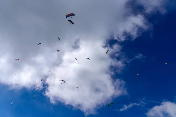 Voando em um paraquedas no céu azul — Fotografia de Stock