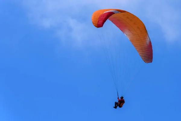Vliegen op een parachute in de blauwe hemel — Stockfoto
