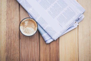 kafede gazete ile kahve. 