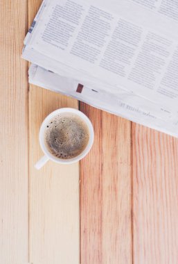 kafede gazete ile kahve.