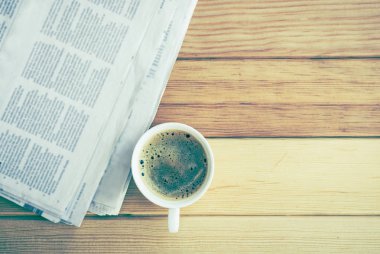 kafede gazete ile kahve. 