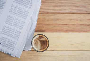 kafede gazete ile kahve. 