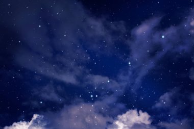 Gece gökyüzü bulutlu ve yıldızlı.