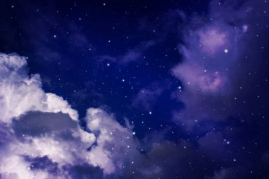 Gece gökyüzü bulutlu ve yıldızlı.