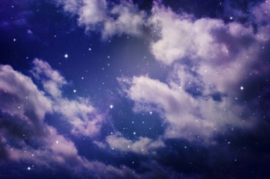 Gece gökyüzü bulutlu ve yıldızlı.