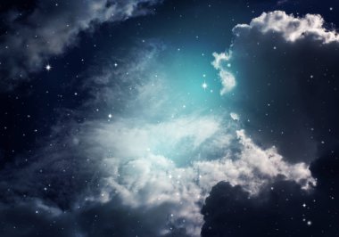 Gece gökyüzü bulutlu ve yıldızlı
