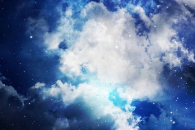 Gece gökyüzü bulutlu ve yıldızlı