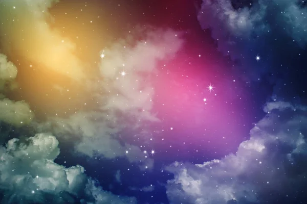 Gece gökyüzü bulutlu ve yıldızlı