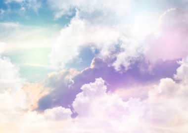 Bulut arkaplanlı renkli gökyüzü ve pastel renk.