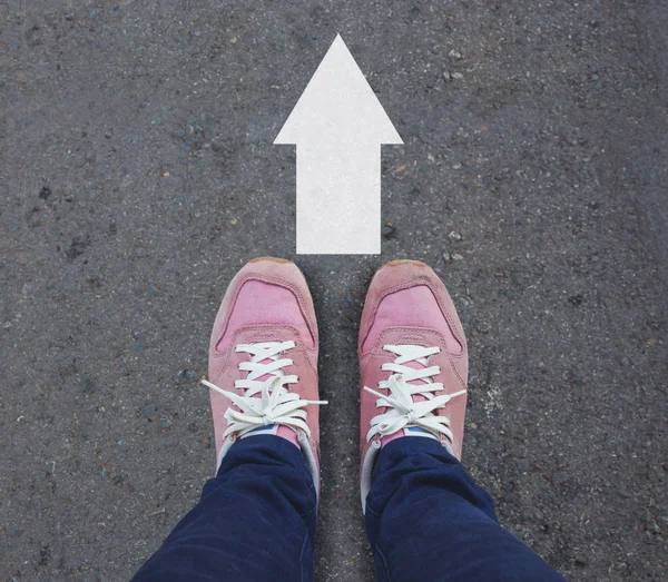 Par Zapatos Pie Una Carretera Asfaltada Con Flecha Blanca — Foto de Stock