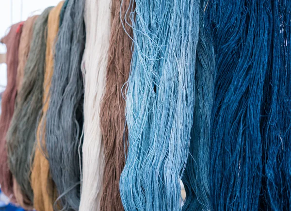 Bambu korkuluk piyasada asılı el yapımı Tay iplik pamuk.