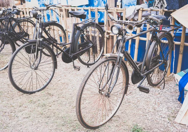 Gammal Rostig Vintage Cykel Parken — Stockfoto