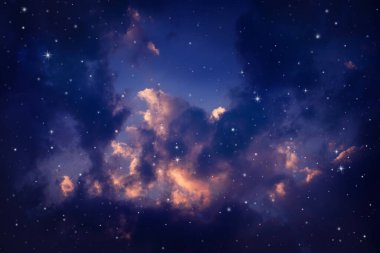 Gece gökyüzü bulutlu ve yıldızlı.