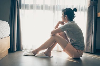 Genç bayan. Düşünceli ol. Yatak odasında tek başına otur..