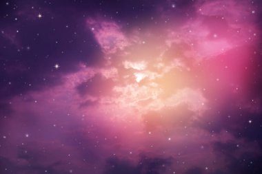 Gece gökyüzü bulutlu ve yıldızlı.